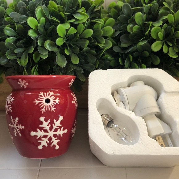 SNOWFLAKE RED by Scentsy Plug - In Warmer Retired pre-owned in Box - Picture 10 of 10
